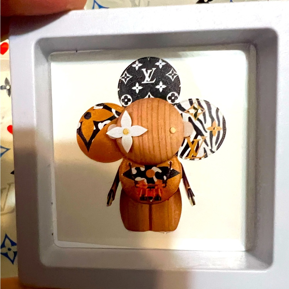 🐆🦓⚪️Louis Vuitton Vivienne Sticker In Protective Frame⚪️ 🐆🦓